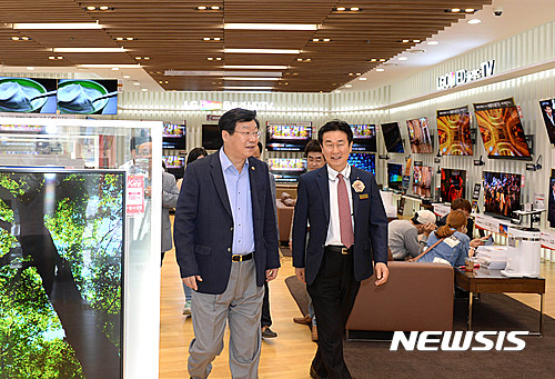 주형환 장관, LG베스트샵 강남점 방문