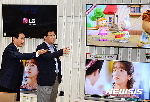 LG베스트샵 강남점 둘러보는 주형환 장관