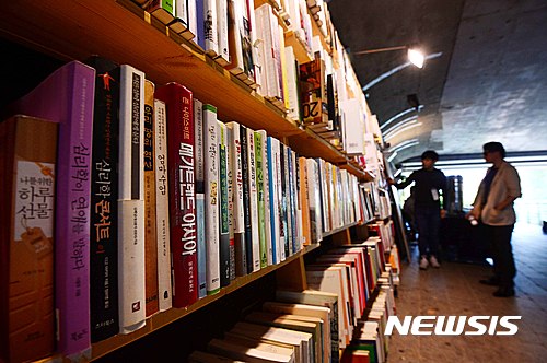 헌책 살펴보는 시민들