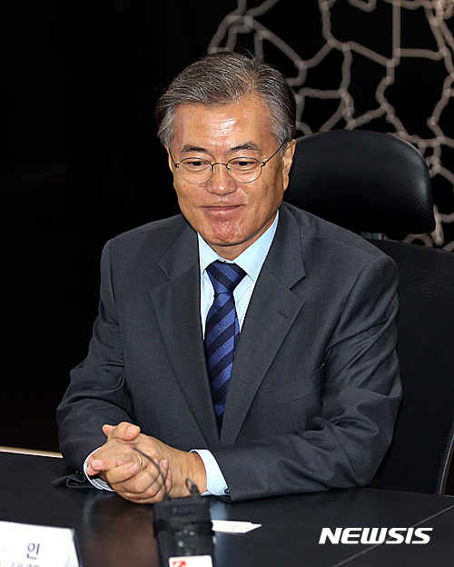 굳은 표정의 문재인