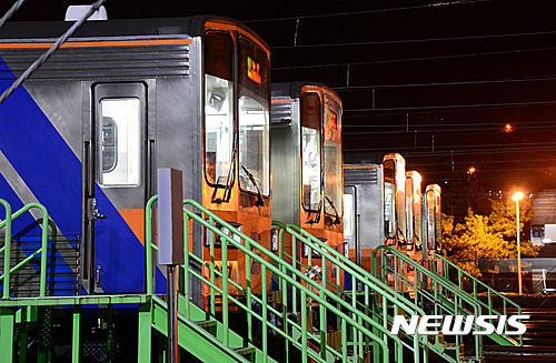 출발 준비 중인 부산 도시철도