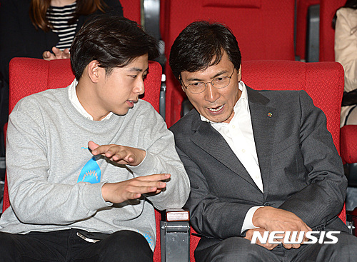 학생과 이야기 나누는 안희정 충남지사