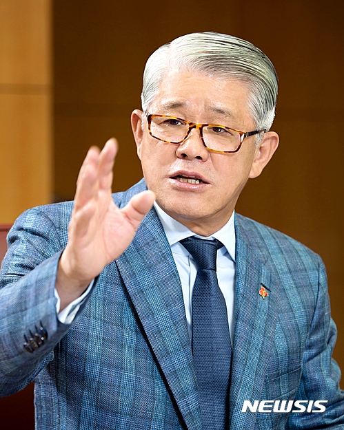 최신원 SK네트웍스 회장, 해군에 장학금 2억원 전달