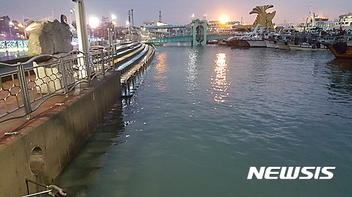 인천 연안부두 슈퍼문 해수면 상승…피해없어