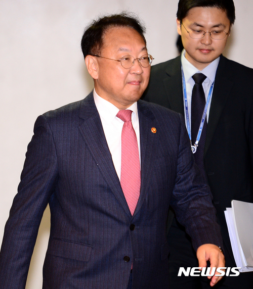 중장기전략위원회의 참석하는 유일호 부총리