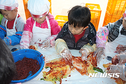 엄마아빠 어렸을 적에···군위 화본마을 김장축제
