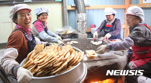전통방식으로 굽는 한과
