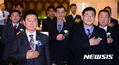 국민의례하는 송장우 한국상조협동조합 이사장