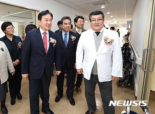 요양원을 둘러보고 있는 원희룡 제주지사