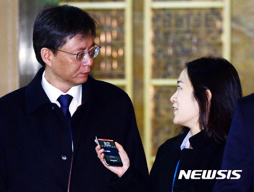 기자 쳐다보는 우병우 전 민정수석 | 인스티즈