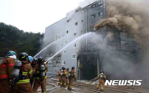 수산물 가공공장 신축현장 화재 진화작업