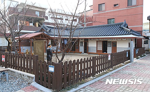 반기문 귀국 앞두고 발길 이어지는 충주 본가 반선재