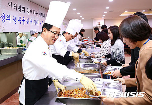 점심 배식하는 허태정 구청장