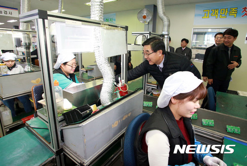 근로자 격려하는 이기권 장관