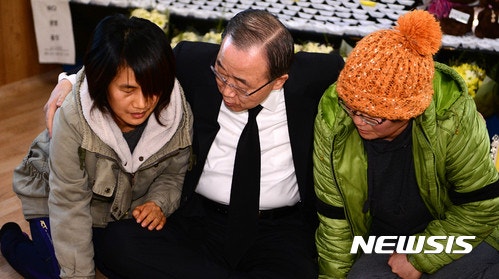 팽목항 찾아 유가족 위로 하는 반기문 | 인스티즈