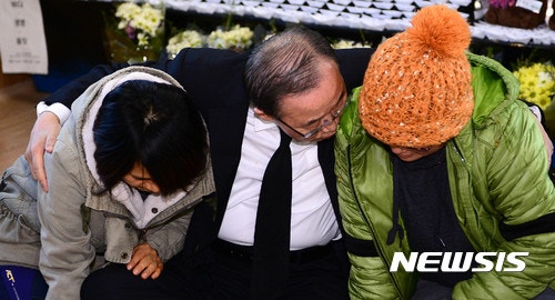 팽목항 찾아 유가족 위로 하는 반기문 | 인스티즈