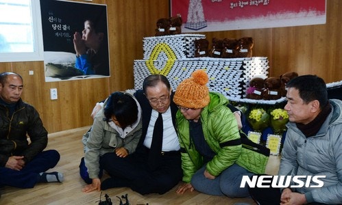 팽목항 찾아 유가족 위로 하는 반기문 | 인스티즈