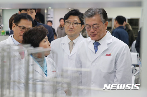 연구소 둘러보는 문재인 전 대표