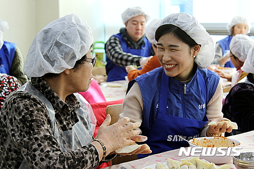 노인복지관서 만두 빚는 삼성 임직원