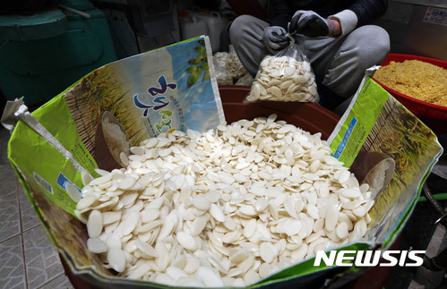 설을 앞두고 분주한 떡집