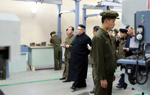 北 강동정밀기계공장 현지 시찰하는 김정은