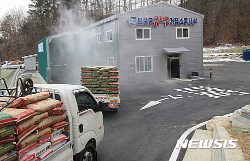보은 거점소독소 들어서는 사료차량