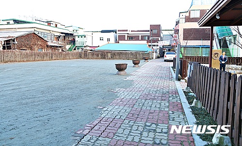 반 전 총장 본가 반선재와 공터
