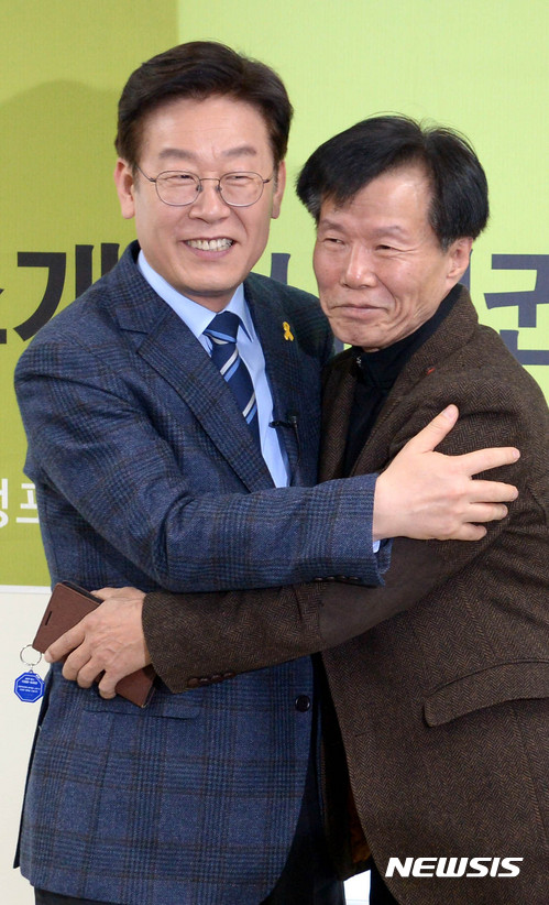 포옹하는 이재명 성남시장과 변현규 전세버스협동조합 연합회장