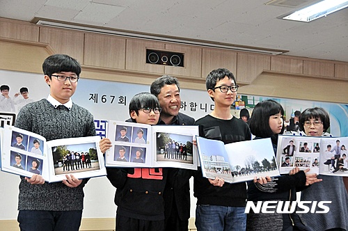 졸업 축하해…울산 연암초교 교사들의 합창