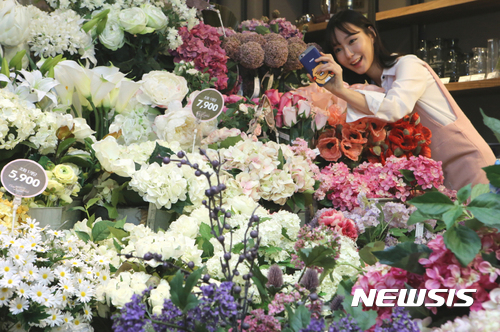 아이파크몰, 봄 시즌 앞두고 인테리어 꽃 장식 선보여