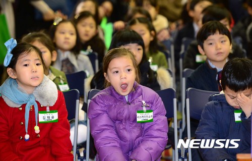 하품하는 초등학교 신입생