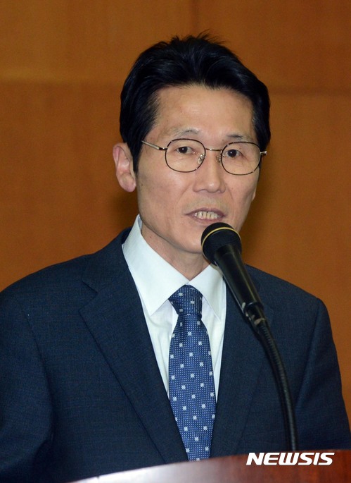 축사 대독하는 윤소하 의원