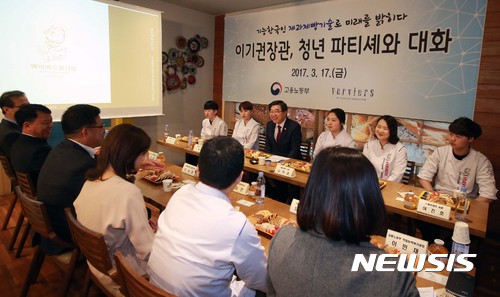 청년 파티셰들과 간담회하는 이기권 장관