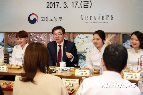청년 파티셰들과 간담회하는 이기권 장관