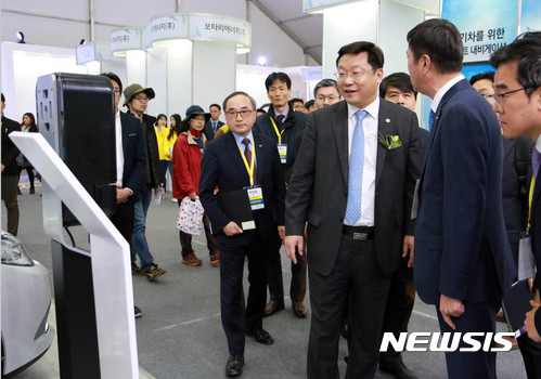 국제전기자동차엑스포 개막식 참석한 주형환 장관