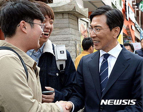 학생들과 이야기하는 안희정 충남지사