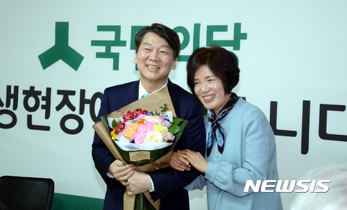 꽃다발 받는 안철수 전 대표