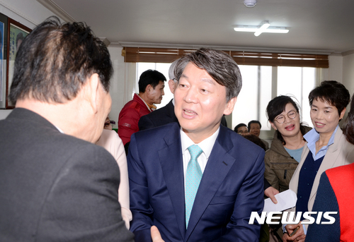 여수 지지자와 인사하는 안철수 전 대표