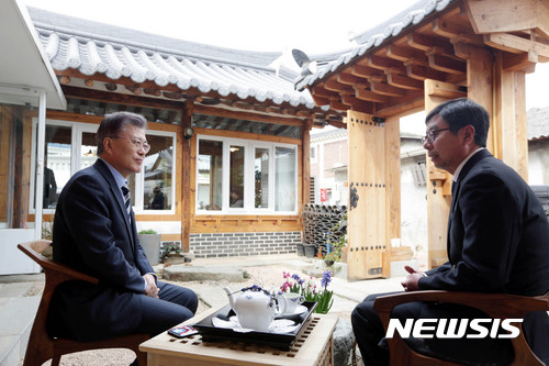 문재인 대선 예비후보, 연평도 포격 전사자 부친과 차담