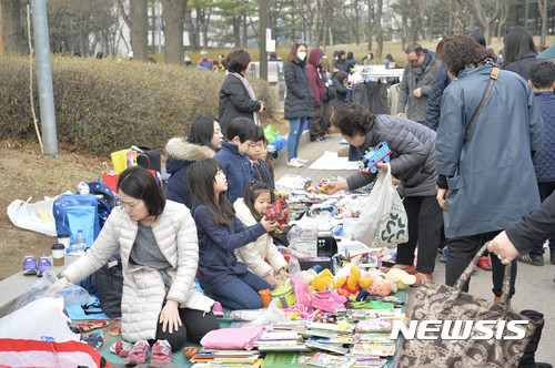 알뜰가정 벼룩시장 찾은 시민들