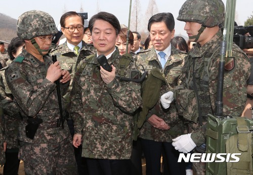 군 통신장비 사용해보는 안철수