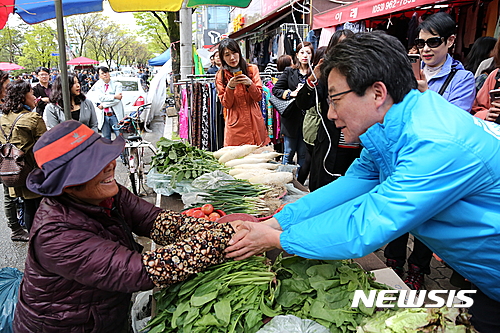 대구 반야월시장 방문한 유승민