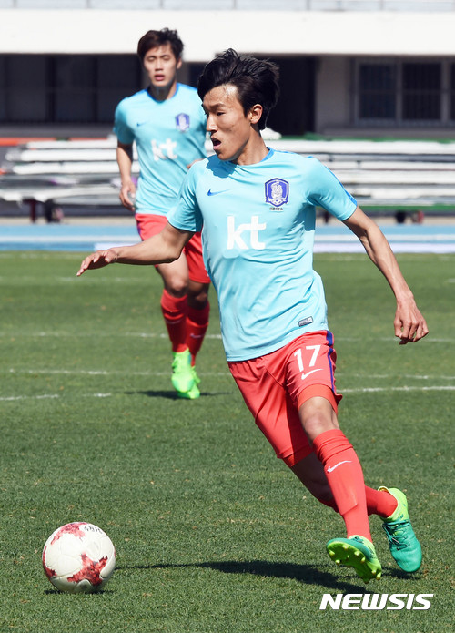 적 골대 향해 달리는 김진야