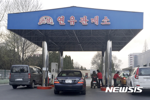 판매제한 주장이 제기되는 북한 평양 주유소