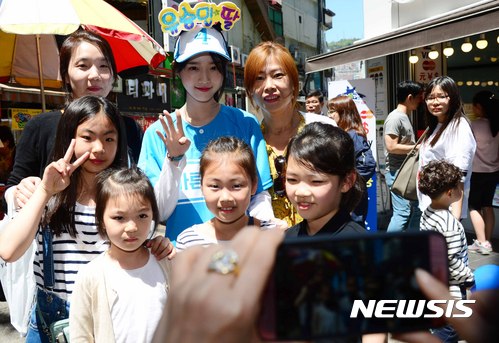 시민들과 사진 찍는 유담