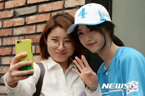 시민들과 셀카 찍는 유담