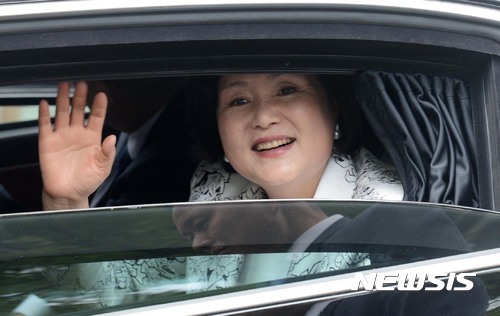 손 흔드는 김정숙 여사