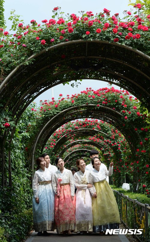 한복입은 모델과 장미