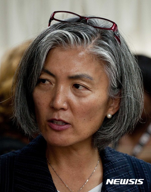 문재인 대통령 여성 버전 느낌이 나는 강경화 외교부장관 | 인스티즈