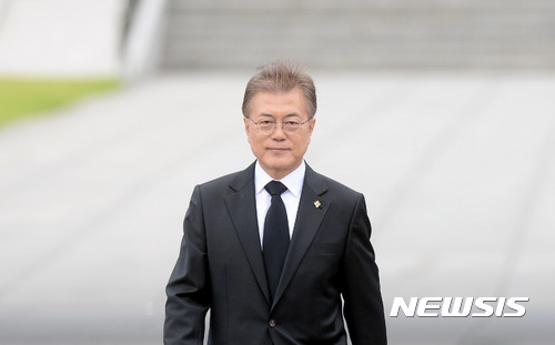 국가유공자 포상 마친 문재인 대통령